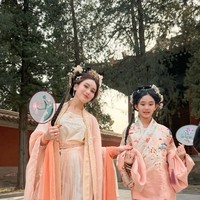 Penampilan Ayu dan Bilqis yang kompak kenakan Hanfu pun langsung jadi sorotan dan banjir beragam komentar. MasyaAllah cantik-cantik banget Iqis sama bunda Ayu, tulis salah satu komentar. MasyaAllah cantik2 Banget sayang, komentar lain. Foto: Instagram/@ayutingting92