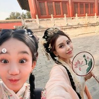 Kini sudah makin besar, kini Bilqis dan sang bunda, Ayu, jadi terlihat bak kakak-adik. Keduanya juga kerap tampil kompak bak bestie. Foto: Instagram/@ayutingting92