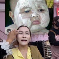 Jajal penampilan tradisional ala wanita China, Ayu Ting Ting totalitas pakai makeup Hanfu. Momen di balik layar saat proses makeup dibagikan ke Instagram. Foto: Instagram/@ayutingting92/@hestipurwadinata