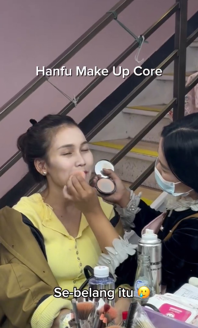 Melihat wajahnya yang tampak belang dengan leher, Ayu pun dibuat tertawa. Konten tersebut turut dibagikan Hesti Purwadinata ke akun Instagramnya dengan keterangan Hanfu Makeup Core. Foto: Instagram/@ayutingting92/@hestipurwadinata