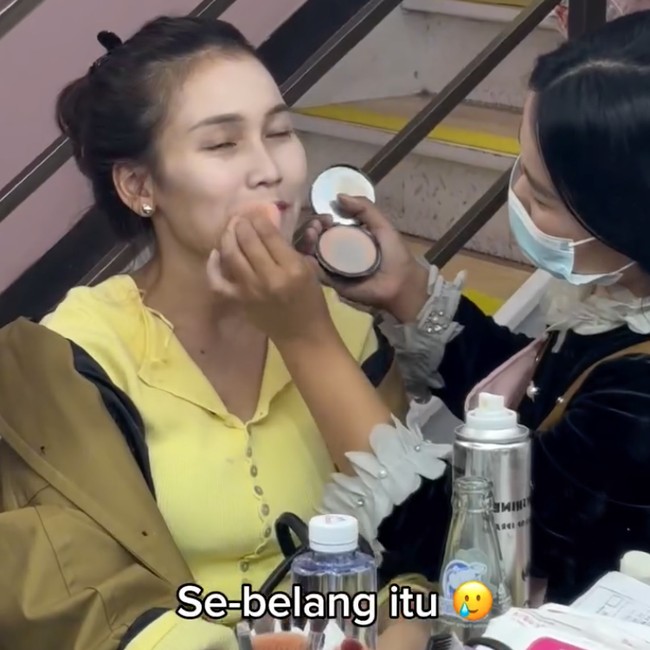 Momen Kocak Pemotretan Ayu Ting Ting di China, Makeup Belang Bikin Ngakak