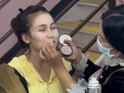 Momen Kocak Pemotretan Ayu Ting Ting di China, Makeup Belang Bikin Ngakak