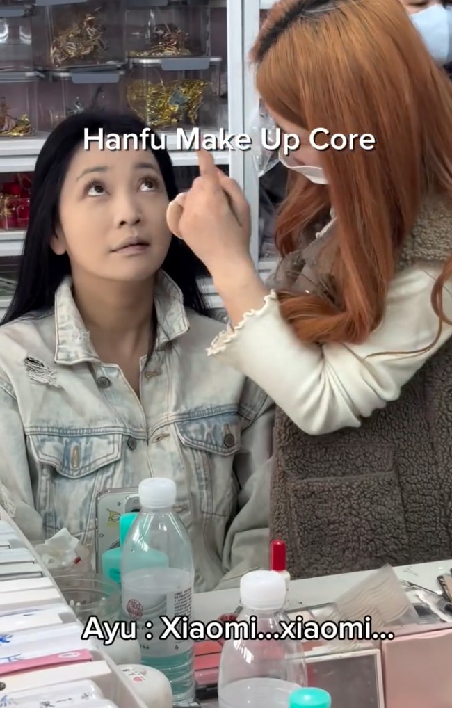 Tak hanya Ayu, Hesti juga merasakan hal yang sama. Karena complexion yang berwarna terlalu terang, sempat membuat wajahnya jadi terlihat pucat. Foto: Instagram/@ayutingting92/@hestipurwadinata