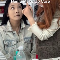Tak hanya Ayu, Hesti juga merasakan hal yang sama. Karena complexion yang berwarna terlalu terang, sempat membuat wajahnya jadi terlihat pucat. Foto: Instagram/@ayutingting92/@hestipurwadinata