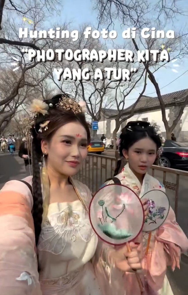 Tak sampai di situ, Ayu dan Hesti juga membagikan momen kocak pemotretannya bersama fotografer asal China. Keduanya mengaku tak bisa berpose bebas karena harus mengikuti arahan dari sang fotografer. Foto: Instagram/@ayutingting92/@hestipurwadinata