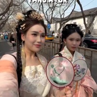 Tak sampai di situ, Ayu dan Hesti juga membagikan momen kocak pemotretannya bersama fotografer asal China. Keduanya mengaku tak bisa berpose bebas karena harus mengikuti arahan dari sang fotografer. Foto: Instagram/@ayutingting92/@hestipurwadinata