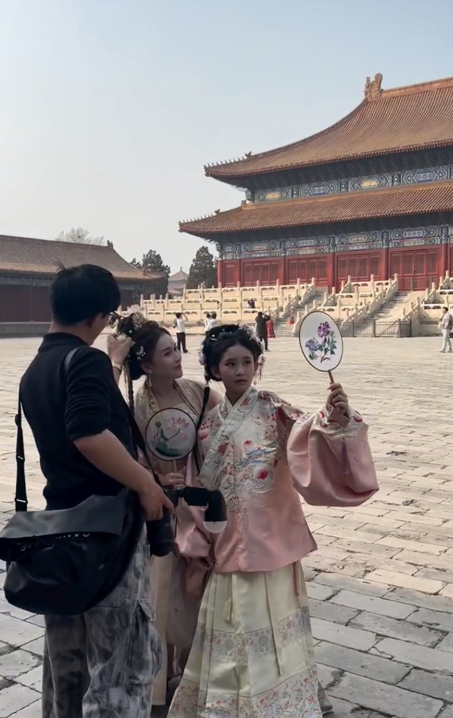 Rambut Ayu Ting Ting bahkan sampai sempat ditarik oleh sang fotografer untuk membetulkan posenya. Momen tersebut sontak mengundang tawa dari Hesti dan Ayu sendiri. Foto: Instagram/@ayutingting92/@hestipurwadinata