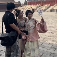 Rambut Ayu Ting Ting bahkan sampai sempat ditarik oleh sang fotografer untuk membetulkan posenya. Momen tersebut sontak mengundang tawa dari Hesti dan Ayu sendiri. Foto: Instagram/@ayutingting92/@hestipurwadinata