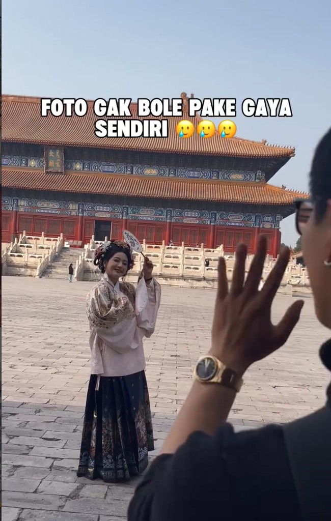 Momen kocak pemotretan Ayu dan Hesti di China itu membuat banyak netizen ikut terhibur. Pliiiis ngakaaaak banget inima, mereka sangat teraniaya, tulis salah satu komentar. Ngakakk bgt dr kmren, tambah netizen lain. Foto: Instagram/@ayutingting92/@hestipurwadinata