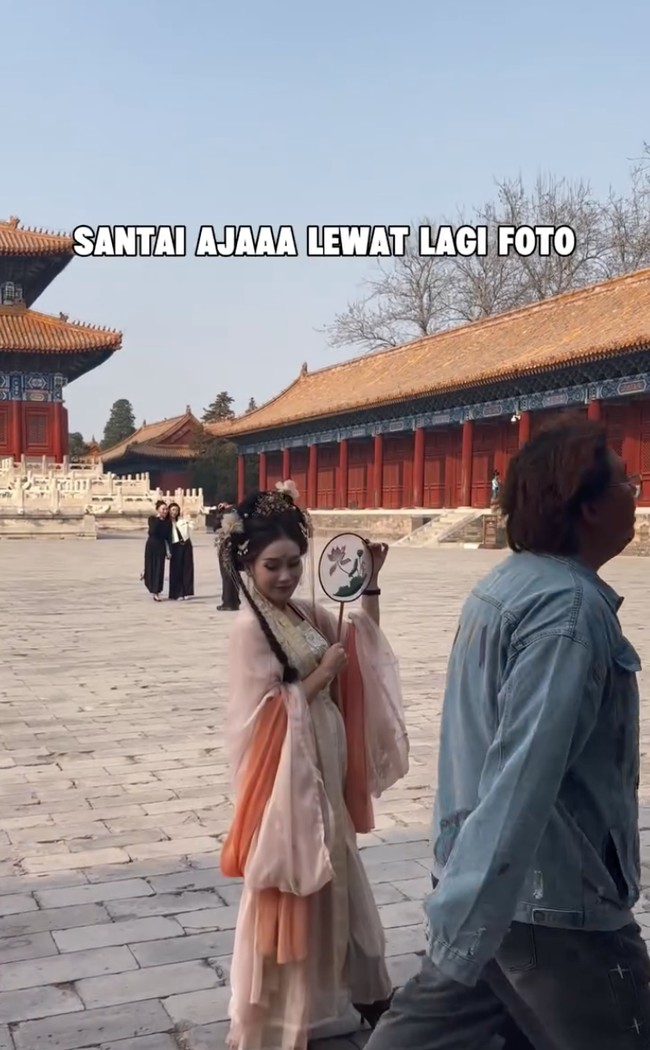 Tak kalah mengundang tawa, saat tengah asik foto-foto, terlihat salah satu orang yang berada di sana lewat dengan santai hingga menutupi kamera. Foto: Instagram/@ayutingting92/@hestipurwadinata