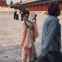 Tak kalah mengundang tawa, saat tengah asik foto-foto, terlihat salah satu orang yang berada di sana lewat dengan santai hingga menutupi kamera. Foto: Instagram/@ayutingting92/@hestipurwadinata