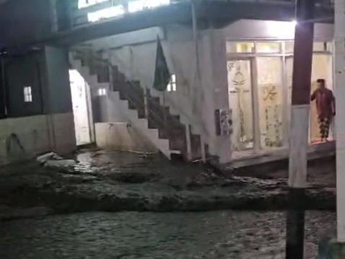 Banjir dan lumpur merendam jalanan Desa Punten Kota Batu