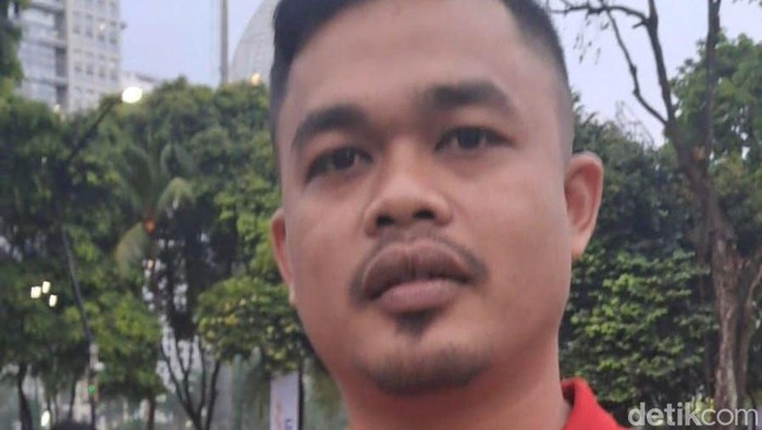 Penggemar Timnas Indonesia yang punya perawakan mirip Bambang Pamungkas di Stadion Gelora Bung Karno Jakarta, Senin 30 Maret 2026.