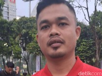 Momen Suporter Rebutan Foto Bareng Jay Idzes dan Bepe di GBK!