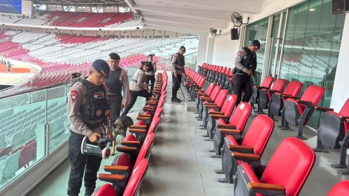 Brimob Polda Metro Jaya melakukan sterilisasi jelang final sepakbola FIFA Series 2026 di Stadion Utama Gelora Bung Karno (SUGBK), Jakarta Pusat. (dok Istimewa)