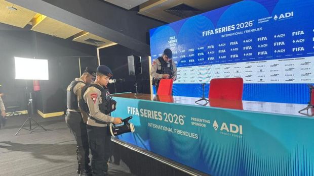 Brimob Polda Metro Jaya melakukan sterilisasi jelang final sepakbola FIFA Series 2026 di Stadion Utama Gelora Bung Karno (SUGBK), Jakarta Pusat. (dok Istimewa)