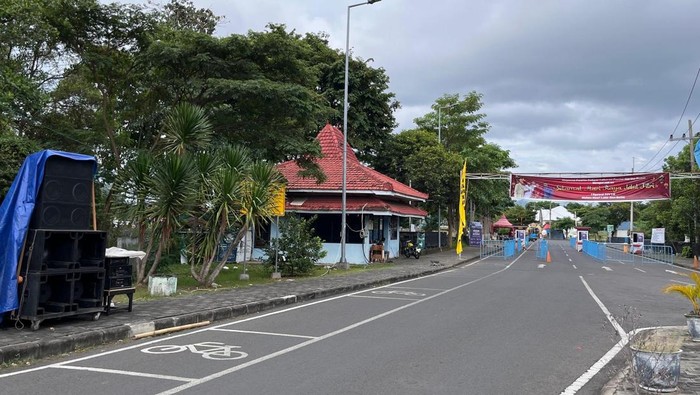 TKP diduga penganiayaan bule Rusia terhadap warga Banyuwangi akibat suara Sound Sistem Gebyar Lebaran di pintu masuk Marina Boom Banyuwangi