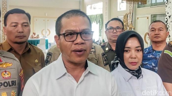 Bupati Bandung Dadang Supriatna saat doorstop bersama awak media