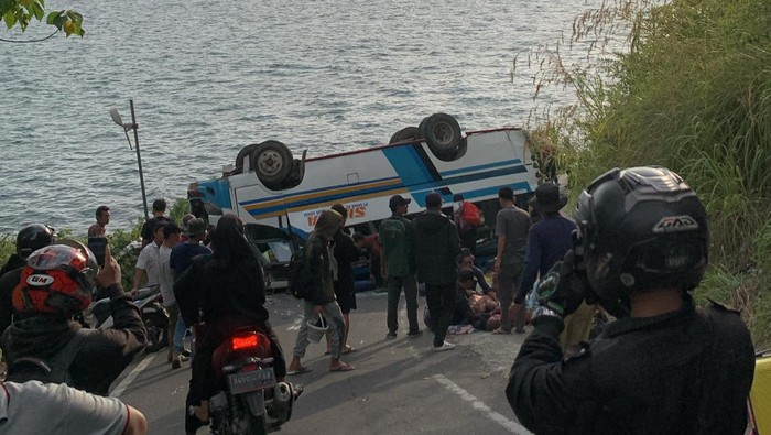 Bus rombongan pengantin mengalami kecelakaan di OKU Selatan