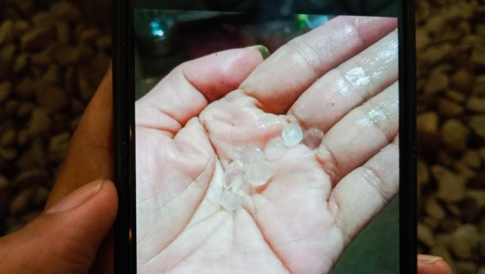 Butiran es yang turun di Bandung Barat