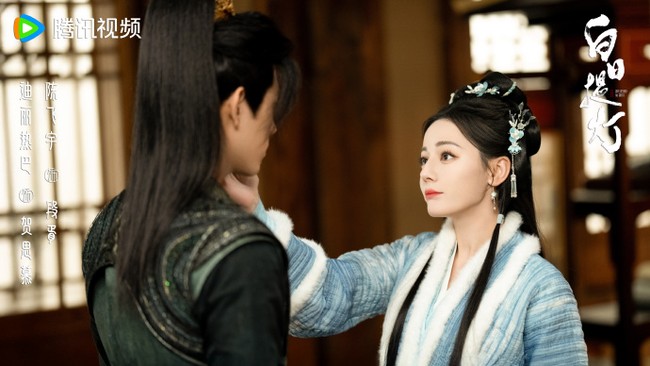 Sedangkan lawan mainnya, Arthur Chen dipuji atas penampilannya yang segar dan awet muda. Perbedaan mencolok antara kedua pemeran utama memicu perdebatan. Penonton pun menyalahkan stylist mereka.  Foto: Weibo