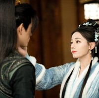 Sedangkan lawan mainnya, Arthur Chen dipuji atas penampilannya yang segar dan awet muda. Perbedaan mencolok antara kedua pemeran utama memicu perdebatan. Penonton pun menyalahkan stylist mereka.  Foto: Weibo