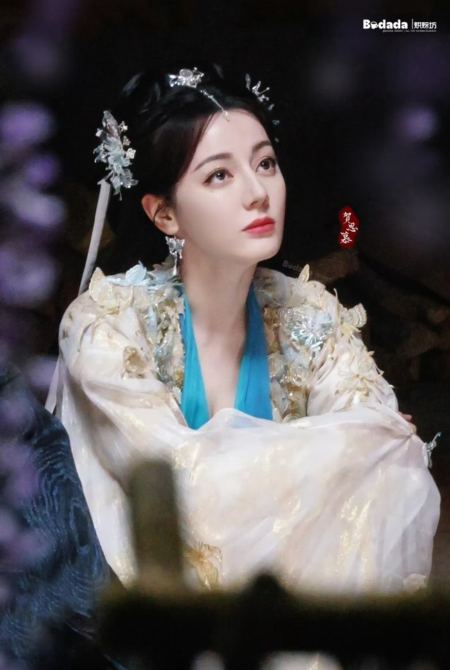 Meski begitu banyak juga yang membela Dilraba dengan mengatakan fitur wajahnya tetap kuat dan kehadirannya di layar tak terbantahkan.  Foto: Weibo