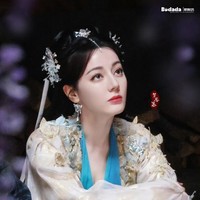 Meski begitu banyak juga yang membela Dilraba dengan mengatakan fitur wajahnya tetap kuat dan kehadirannya di layar tak terbantahkan.  Foto: Weibo