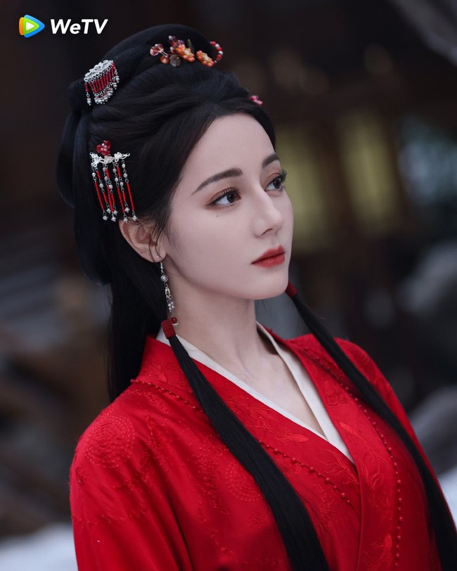 Namun saat penayanangan, banyak orang salah fokus dengan perubahan wajah Dilraba. Meski tetap cantik, sebagian menilai ia terlalu tirus. Foto: Weibo