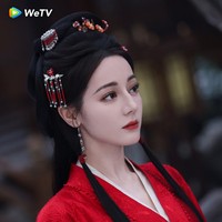 Namun saat penayanangan, banyak orang salah fokus dengan perubahan wajah Dilraba. Meski tetap cantik, sebagian menilai ia terlalu tirus. Foto: Weibo
