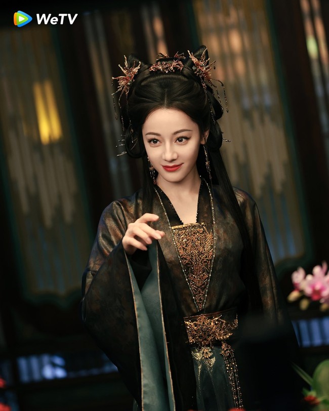 Penampilan Dilraba sebagai hantu cantik diantisipasi para penggemar. Sebelumnya, berbagai foto poster dan pemotretan menampilkan wajahnya yang dianggap ‘unreal’. Foto: Weibo