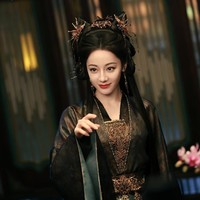 Penampilan Dilraba sebagai hantu cantik diantisipasi para penggemar. Sebelumnya, berbagai foto poster dan pemotretan menampilkan wajahnya yang dianggap ‘unreal’. Foto: Weibo