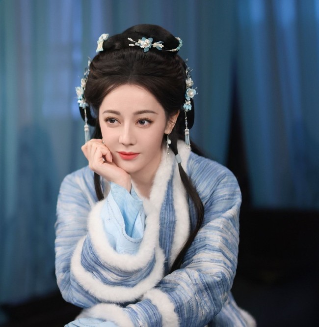 Beberapa menilai kantung mata dan garis nasolabialnya terlihat jelas. Ditambah karena riasan dasar yang pucat dan riasan mata yang tebal, pencahayaan membuat penampilannya kurang natural. Foto: Weibo