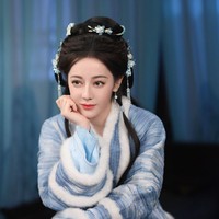 Beberapa menilai kantung mata dan garis nasolabialnya terlihat jelas. Ditambah karena riasan dasar yang pucat dan riasan mata yang tebal, pencahayaan membuat penampilannya kurang natural. Foto: Weibo