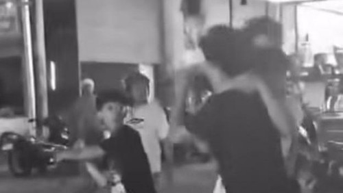 Tangkapan layar video empat pemuda duel di depan minimarket Dalung Permai, Kuta Utara, Badung. (Istimewa)