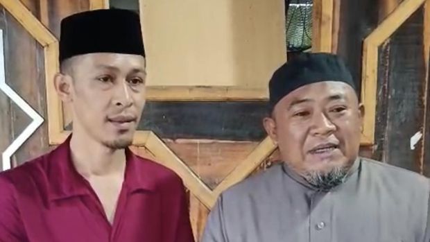 Dukun bernama Risal (kiri) minta maaf usai videonya soal mantra tak senonoh dan ritual menyerupai gerakan salat viral. Dukun bernama Risal (kiri) minta maaf usai videonya soal mantra tak senonoh dan ritual menyerupai gerakan salat viral.