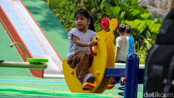 Selain itu, pengembangan perpustakaan daerah juga menjadi fokus utama. Tidak hanya memperbaiki fasilitas yang sudah ada, pemerintah turut mendorong kehadiran perpustakaan keliling serta memperluas program literasi berbasis offline di sekolah dan lingkungan komunitas.