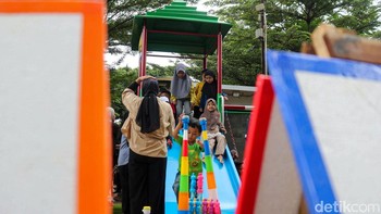 Kebijakan tersebut bertujuan mendorong anak-anak untuk lebih aktif berinteraksi di dunia nyata melalui kegiatan belajar, bermain, dan bersosialisasi secara sehat.