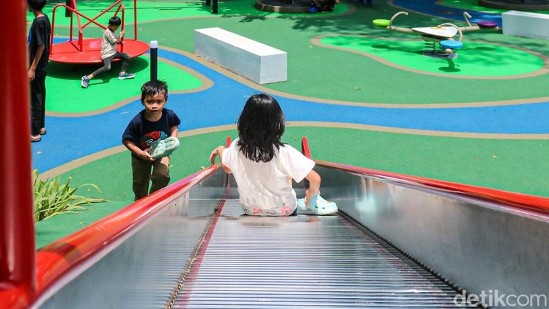 Pemerintah Provinsi Pemprov DKI Jakarta terus memperkuat komitmennya dalam menghadirkan lingkungan yang ramah anak dengan memperluas ruang terbuka hijau (RTH) dan pengembangan perpustakaan anak. Langkah ini dilakukan sebagai bentuk dukungan terhadap Peraturan Pemerintah Nomor 17 Tahun 2025 yang mulai berlaku pada 28 Maret 2026.