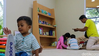 Di tengah pesatnya perkembangan teknologi digital, penyediaan ruang aktivitas offline dinilai penting untuk menjaga keseimbangan tumbuh kembang anak. Berbagai fasilitas pendukung lain seperti sarana olahraga, kesenian, hingga kegiatan ekstrakurikuler berbasis komunitas juga akan ditingkatkan. Upaya ini diharapkan mampu memberikan alternatif aktivitas positif bagi anak-anak di luar dunia digital.