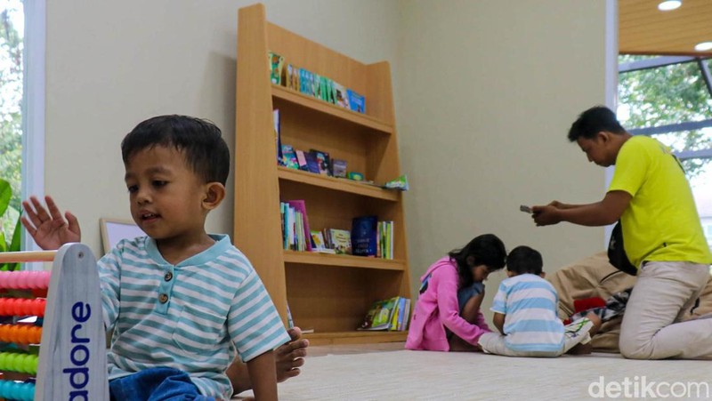 Pemerintah Provinsi Pemprov DKI Jakarta terus memperkuat komitmennya dalam menghadirkan lingkungan yang ramah anak dengan memperluas ruang terbuka hijau (RTH) dan pengembangan perpustakaan anak. Langkah ini dilakukan sebagai bentuk dukungan terhadap Peraturan Pemerintah Nomor 17 Tahun 2025 yang mulai berlaku pada 28 Maret 2026.