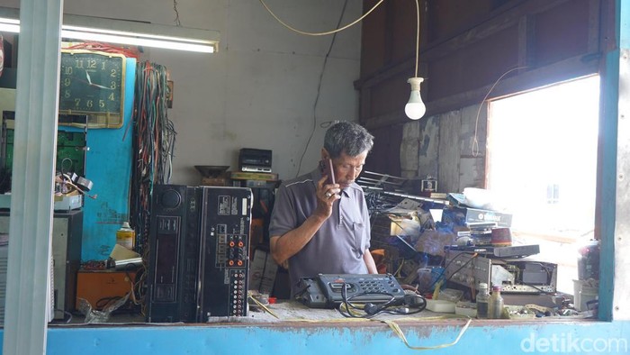 Edi Sutrisno saat berada di kiosnya