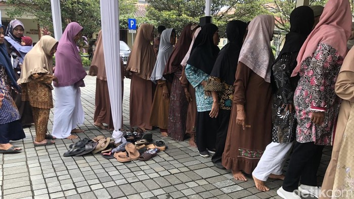 Aksi emak emak melepas sandal sebelum salaman dengan Sri Sultan Hamengku Buwono X, Senin (30/3),