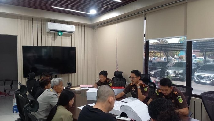Empat tersangka kasus penganiayaan terhadap calon pemandu lagu (LC) di Batam saat diserahkan ke Kejari Batam. (dok. Kejari Batam)