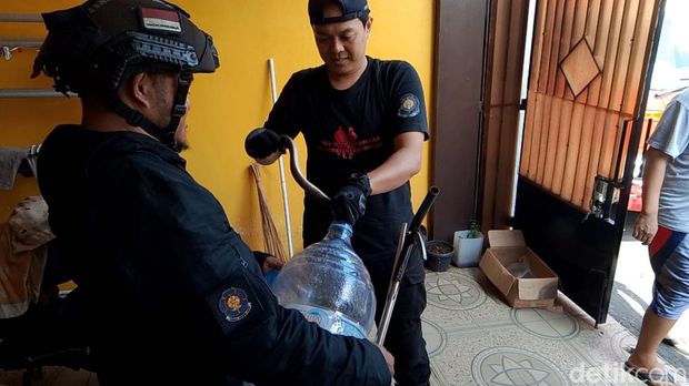 Evakuasi ular di rumah warga Kuningan Evakuasi ular di rumah warga Kuningan