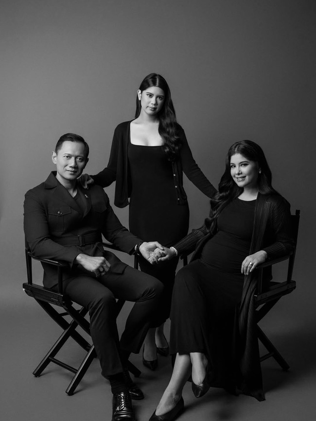 Pemotretan kehamilan lainnya masih dalam nuansa hitam-putih, namun Annisa tampak lebih glamor. Mantan model dan aktris ini memakai maxi dress berhias bordir. Rambutnya disanggul bergaya modern dan dipercantik aksesori seperti anting dan cincin. Foto: Instagram/@annisayudhoyono