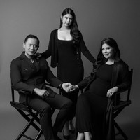 Pemotretan kehamilan lainnya masih dalam nuansa hitam-putih, namun Annisa tampak lebih glamor. Mantan model dan aktris ini memakai maxi dress berhias bordir. Rambutnya disanggul bergaya modern dan dipercantik aksesori seperti anting dan cincin. Foto: Instagram/@annisayudhoyono