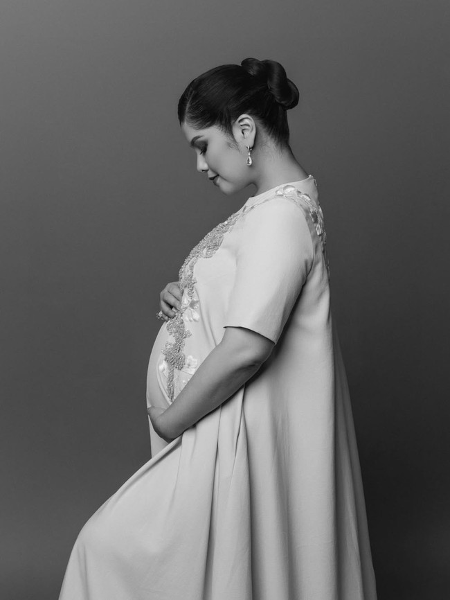 “MasyaAllah Tabarakallahu… One step Closer…” tulis Annisa, yang hamil anak kedua setelah 17 tahun kelahiran anak pertama. Foto: Instagram/@annisayudhoyono