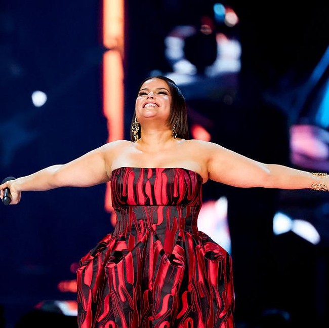 Foto: Gaya Nelly Furtado Penuh Percaya Diri, Berjuang Lawan Body Shamming