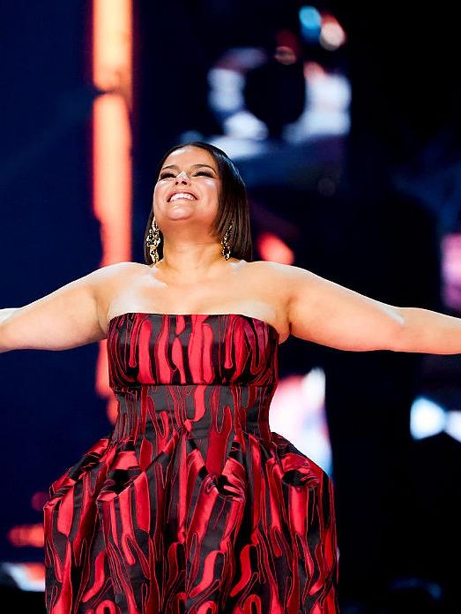 Foto: Gaya Nelly Furtado Penuh Percaya Diri, Berjuang Lawan Body Shamming